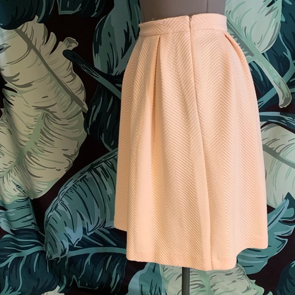 Quilted texture peach poly skirt - Picture 5 of 6